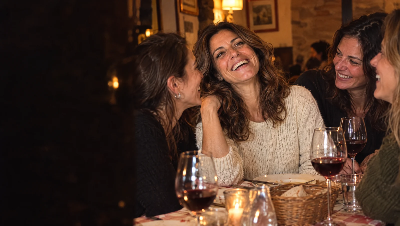 Lei ride a cena con le amiche